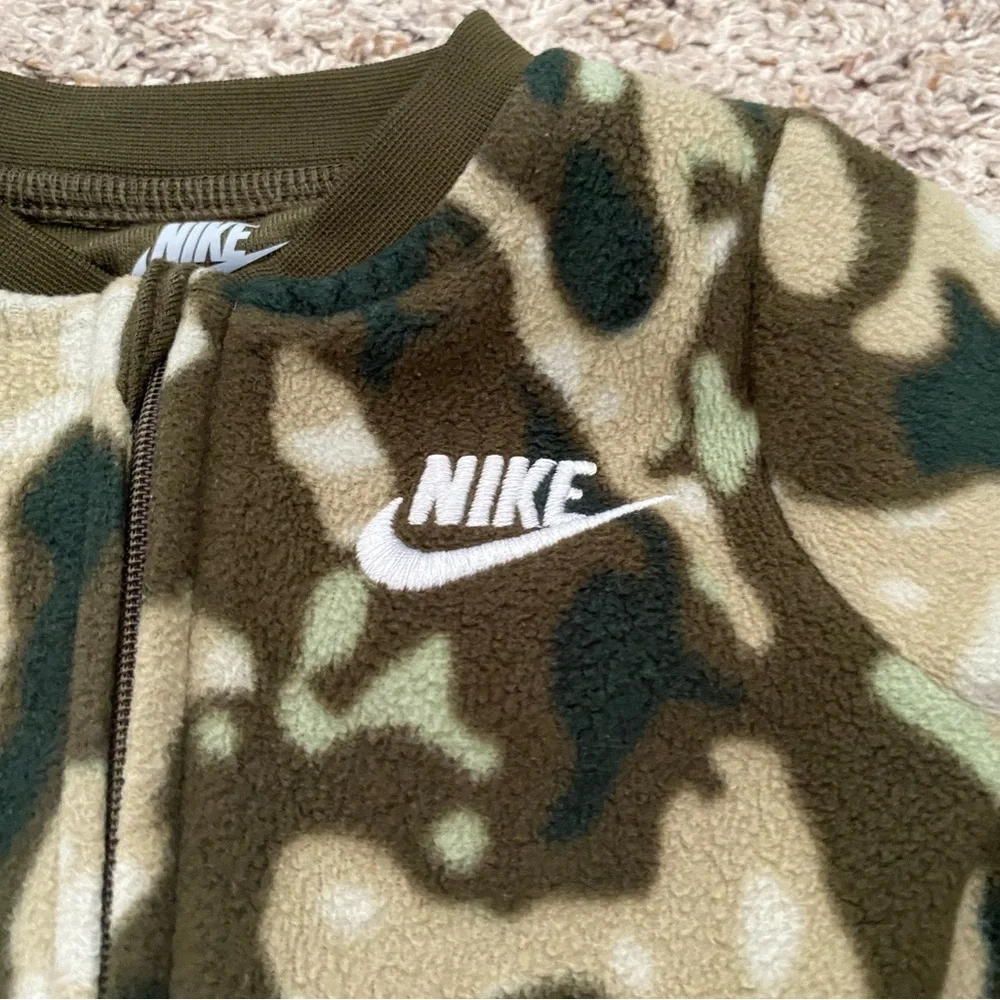 Nike camo footed pajamas size 3 months fleece warm cozy boys girls